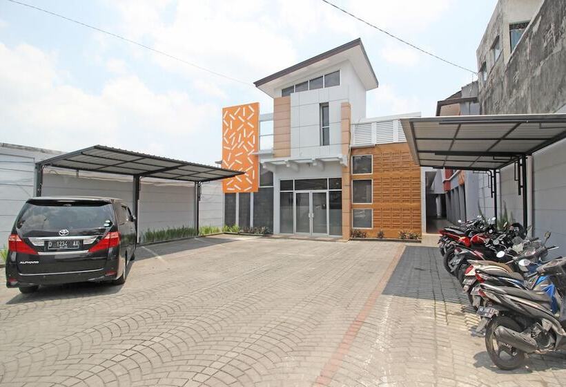 פנסיון Reddoorz Near Hartono Mall 3