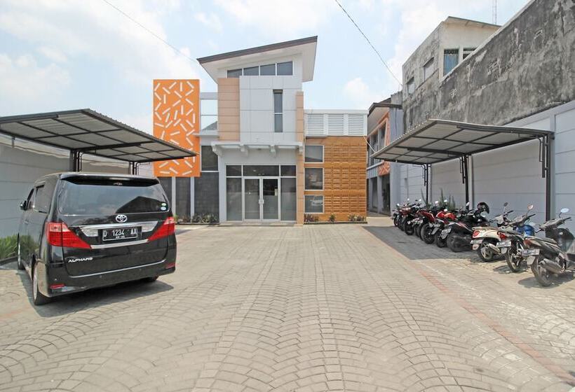 פנסיון Reddoorz Near Hartono Mall 3