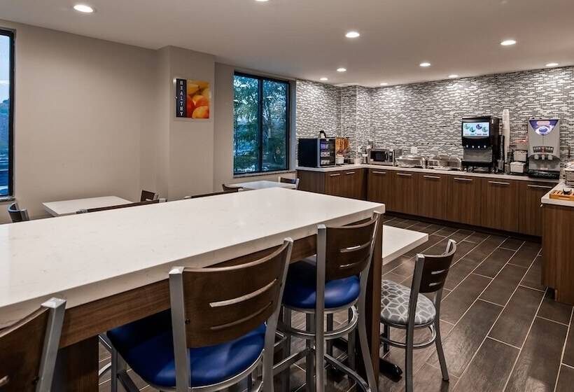 בית מלון כפרי Best Western Plus Stadium Inn