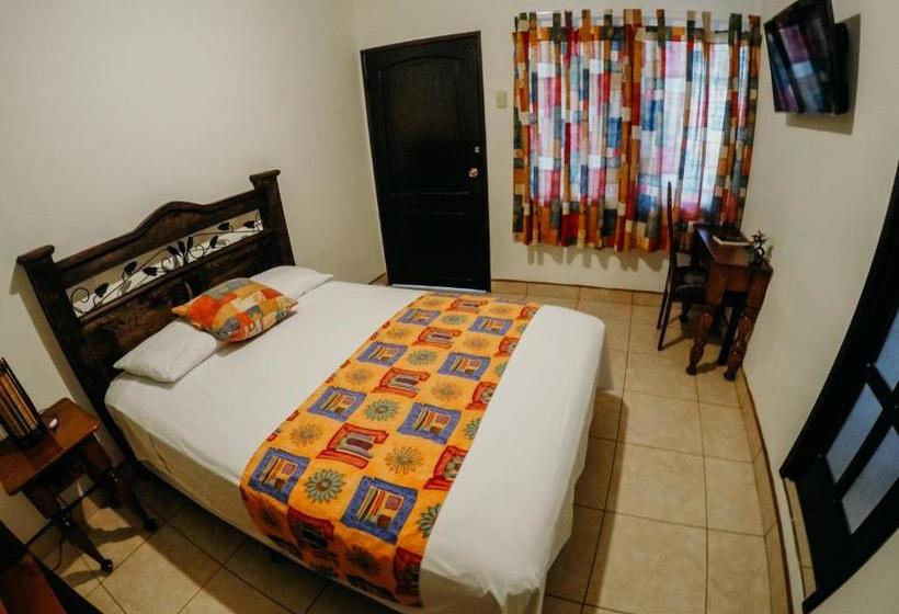 هتل Tropical Inn Poptún