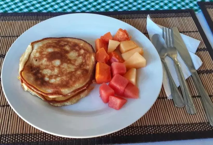 هتل Tropical Inn Poptún