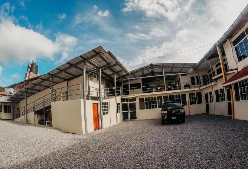 هتل Tropical Inn Poptún