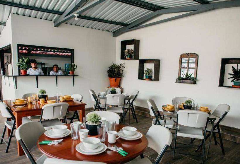 هتل Tropical Inn Poptún