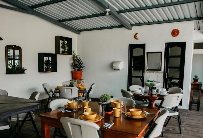 هتل Tropical Inn Poptún