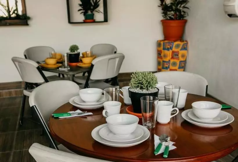 هتل Tropical Inn Poptún