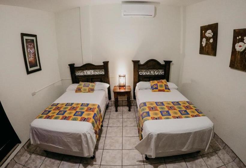 هتل Tropical Inn Poptún