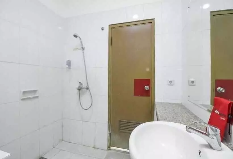 Hotelli Reddoorz Near Trans Studio Mall 3
