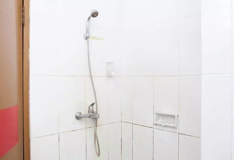 Hotelli Reddoorz Near Trans Studio Mall 3