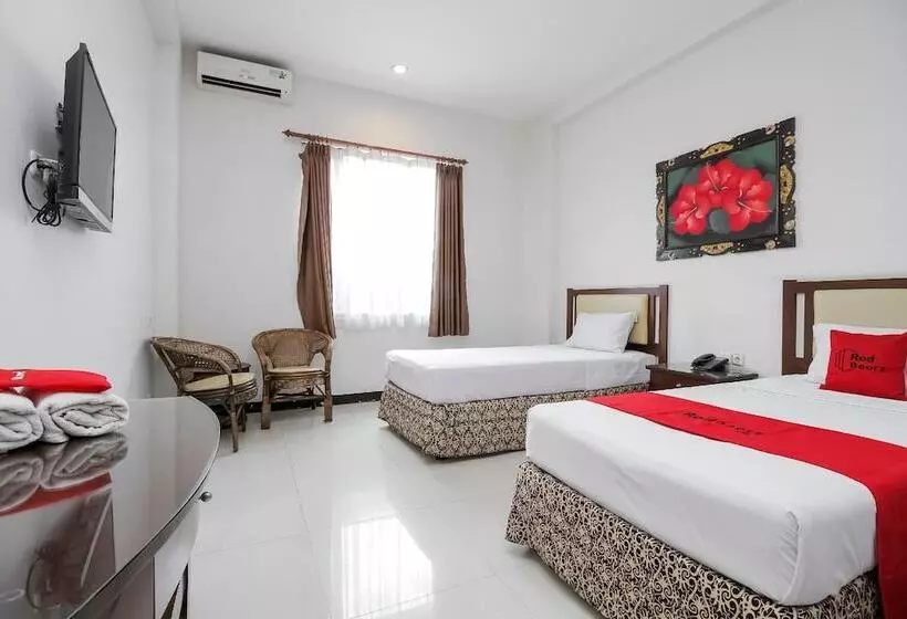 Hotelli Reddoorz Near Trans Studio Mall 3