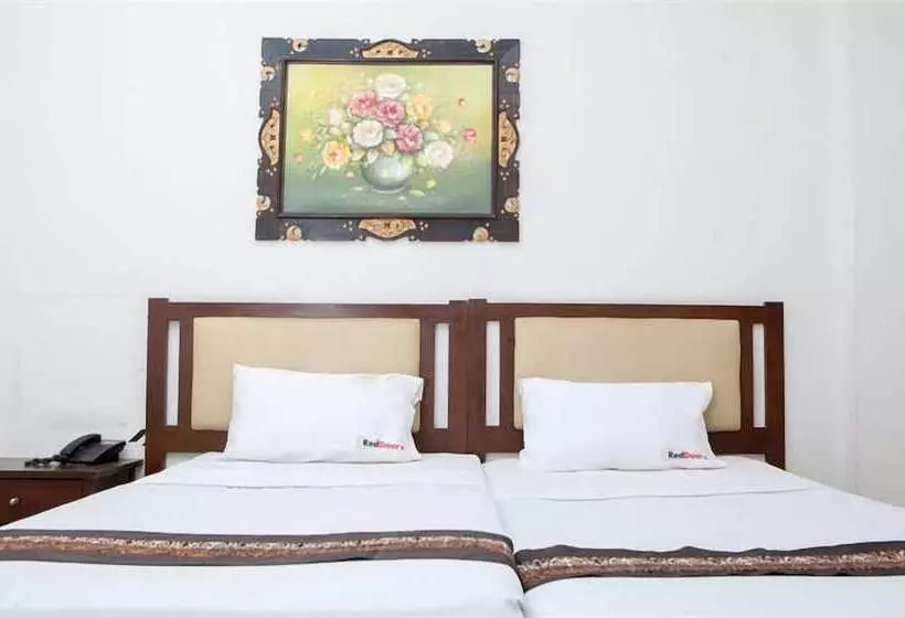 Hotelli Reddoorz Near Trans Studio Mall 3