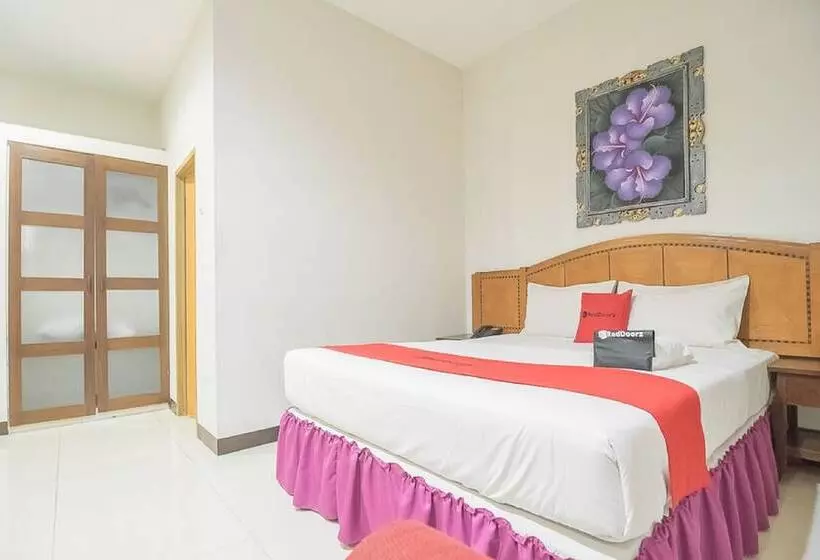 Hotelli Reddoorz Near Trans Studio Mall 3