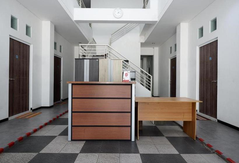 Pansiyon Reddoorz Near Ahmad Yani Airport 2