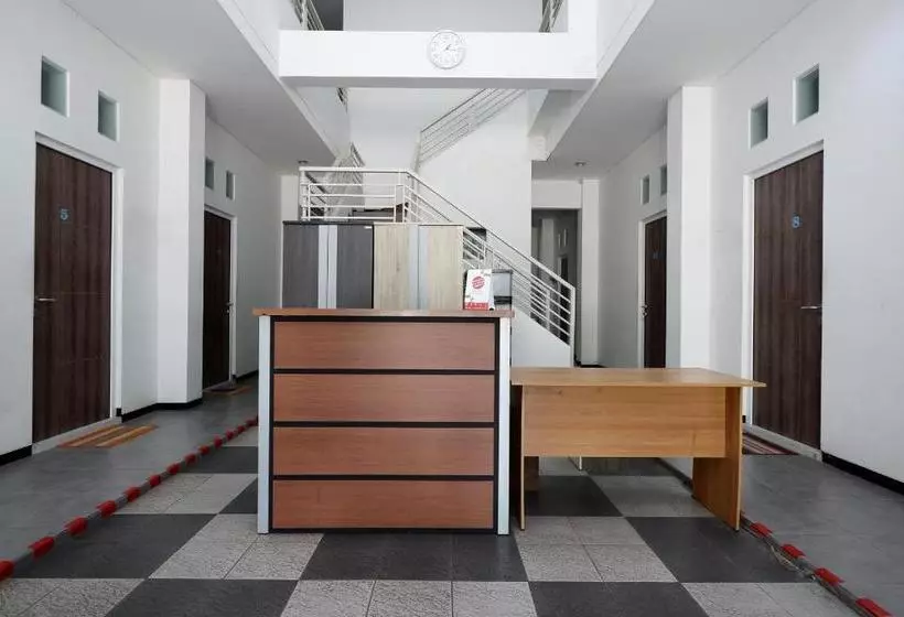 Majatalo Reddoorz Near Ahmad Yani Airport 2