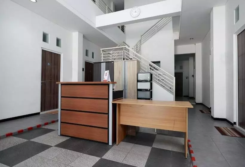 Majatalo Reddoorz Near Ahmad Yani Airport 2