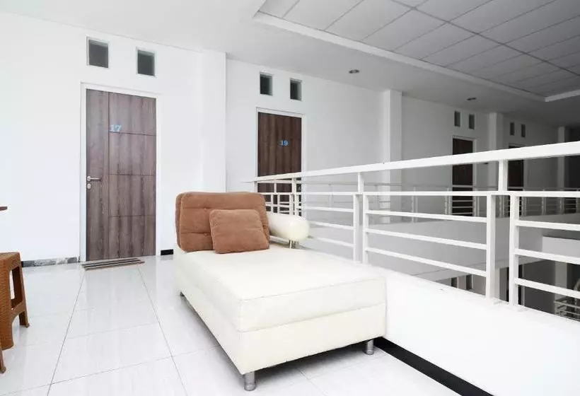 Majatalo Reddoorz Near Ahmad Yani Airport 2