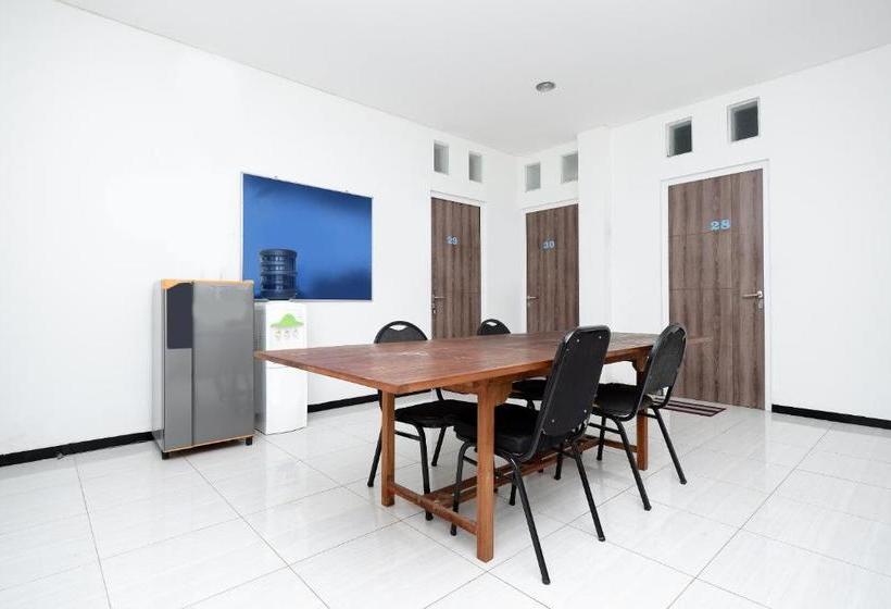 Pansiyon Reddoorz Near Ahmad Yani Airport 2