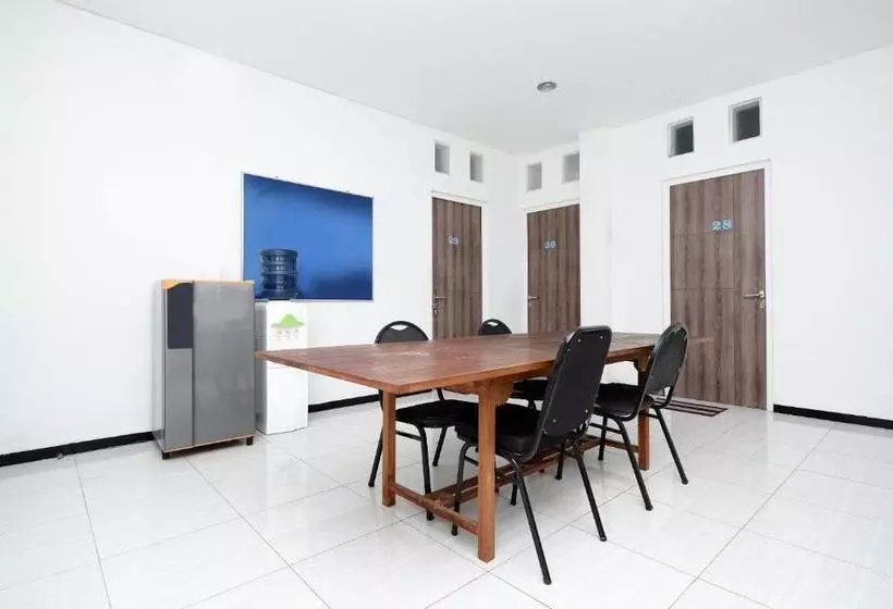 Majatalo Reddoorz Near Ahmad Yani Airport 2