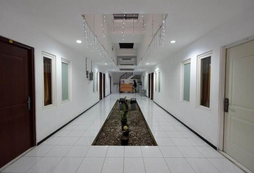 פנסיון Reddoorz Near Plaza Simpang Lima