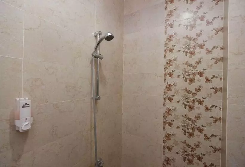 ペンション Reddoorz Near Plaza Simpang Lima