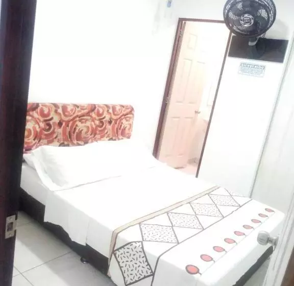 ユースホステル Montecarlos