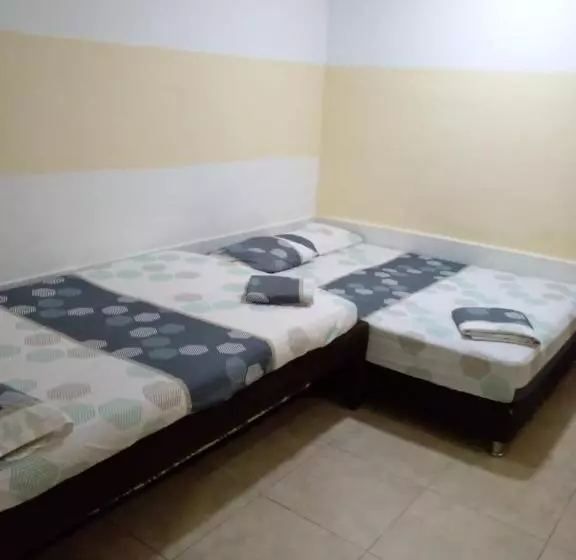 ユースホステル Montecarlos