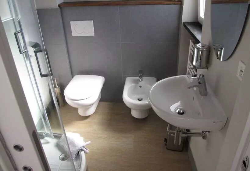 پانسیون Aquarium Rooms