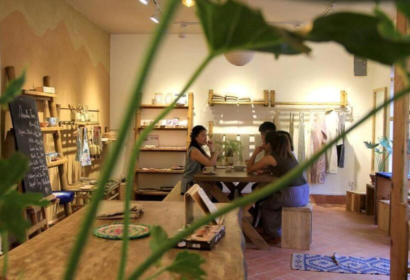 تختخواب و صبحانه Ananda Tree House Eco Homestay