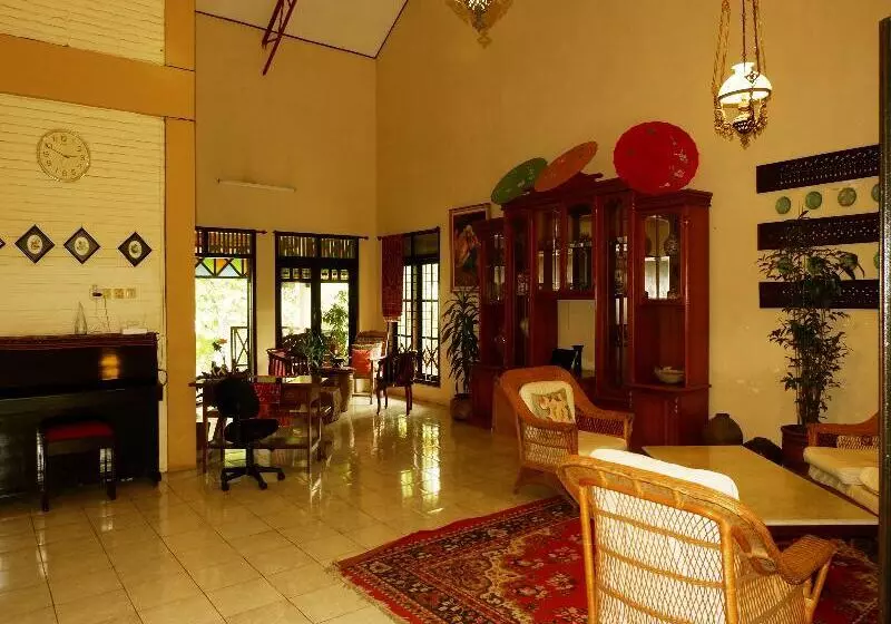 هتل Cemara S Homestay