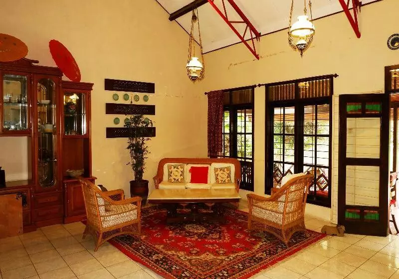 هتل Cemara S Homestay