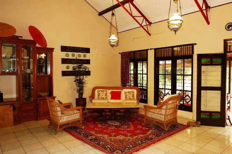 هتل Cemara S Homestay