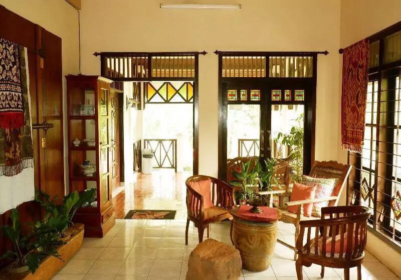 هتل Cemara S Homestay