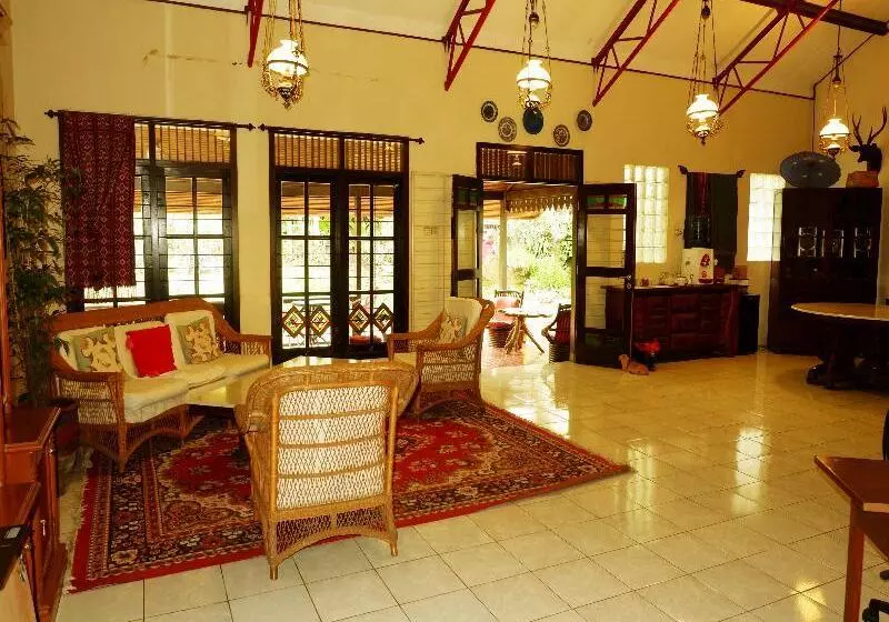 هتل Cemara S Homestay