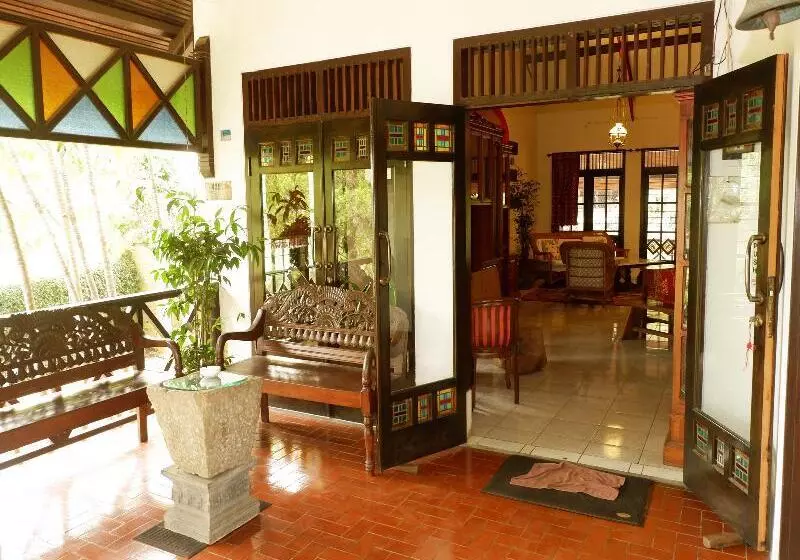 هتل Cemara S Homestay