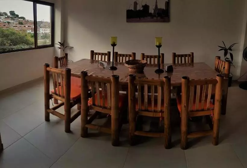 تختخواب و صبحانه Hostal La Mercedes Street