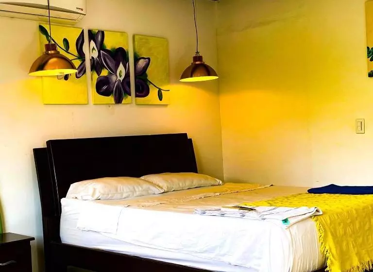 تختخواب و صبحانه Hostal La Mercedes Street