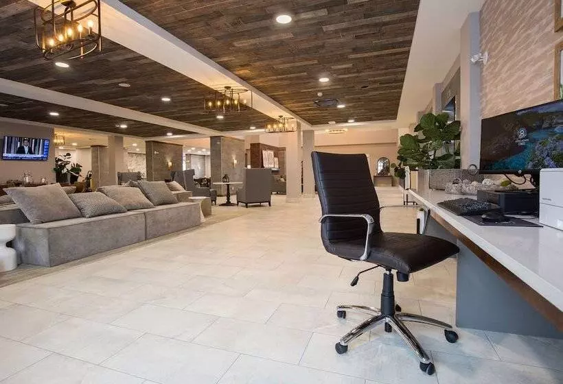 هتل Pomeroy Inn & Suites Prince George