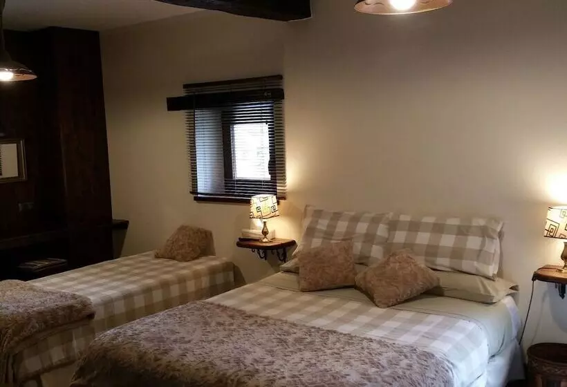 هاستل Mies De Villa