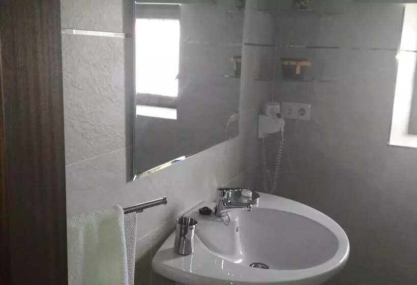 هاستل Mies De Villa