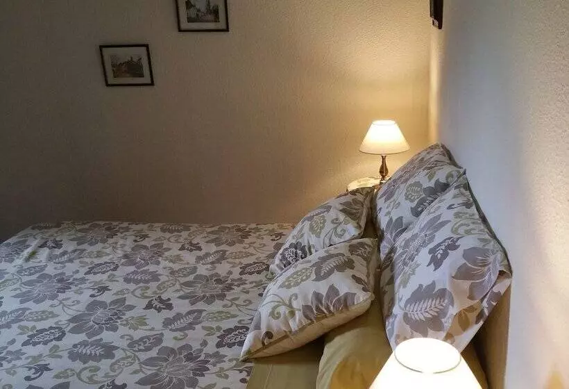 هاستل Mies De Villa