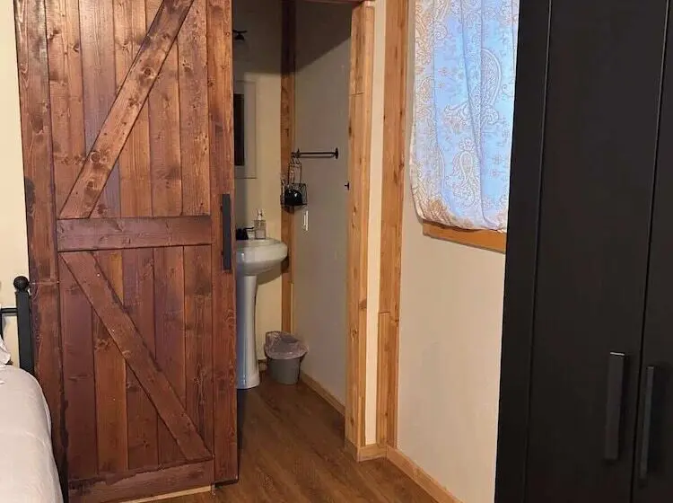 Hill Country Cabin 1