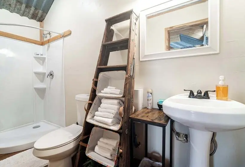 Hill Country Cabin 1