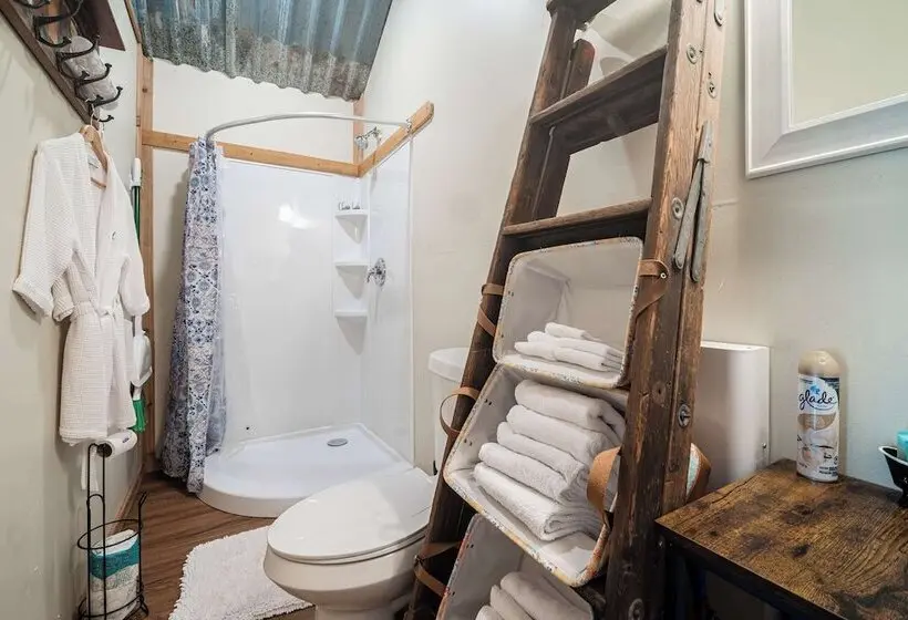 Hill Country Cabin 1