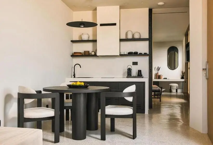ホテル Enorme Eos Santorini