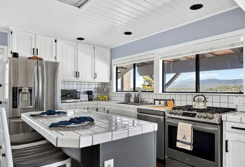 North Shore Chalet By Avantstay Lakefront + Private Dock + Beach Hiking + Trails