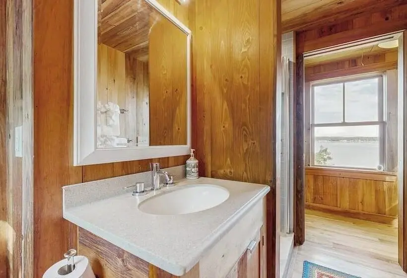 2 Waterfront Cottages In Ocean Point With Dock & Large Yard, Dog Friendly