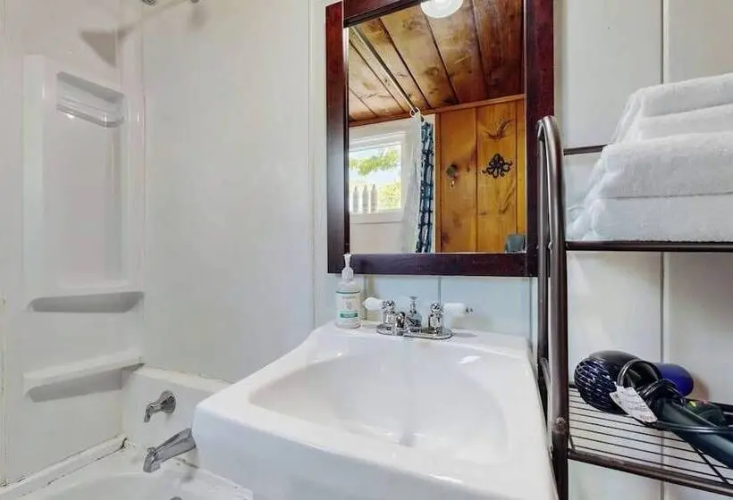 Ocean Point Colony Home W/ Sunroom & Sweeping Ocean Views, Dog Friendly