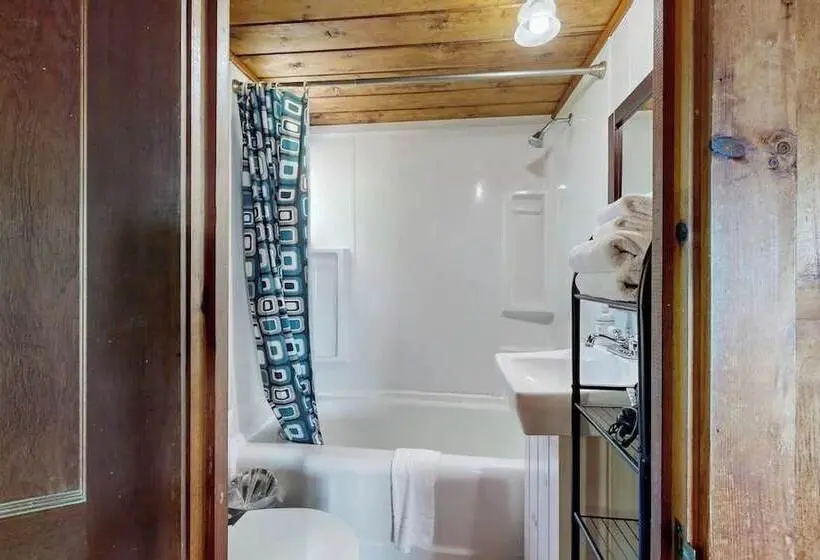 Ocean Point Colony Home W/ Sunroom & Sweeping Ocean Views, Dog Friendly
