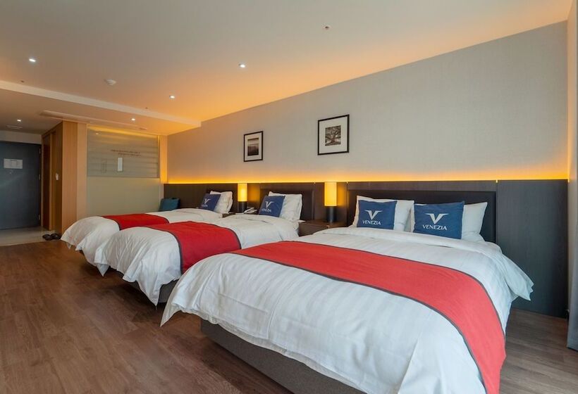 Venezia Hotel And Resort