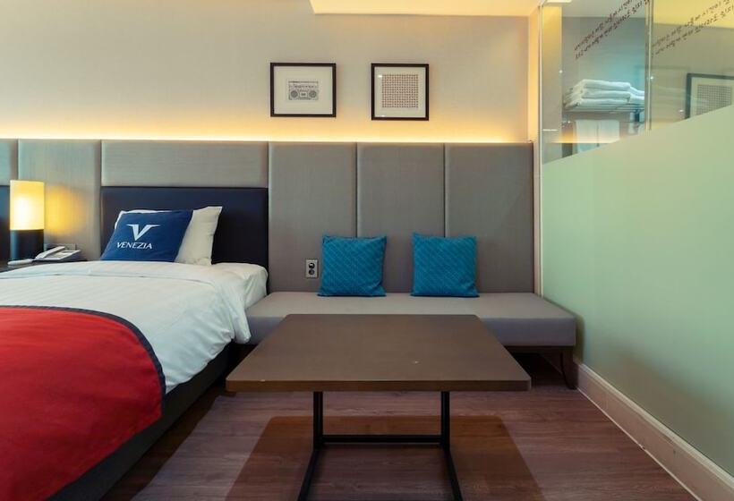 Venezia Hotel And Resort