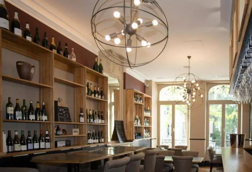 تختخواب و صبحانه La Cave De L'avenue De Champagne